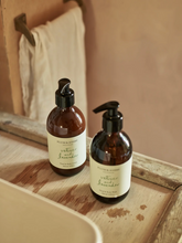 Load image into Gallery viewer, Plum &amp; Ashby Vetiver &amp; Lavender Hand &amp; Body Wash
